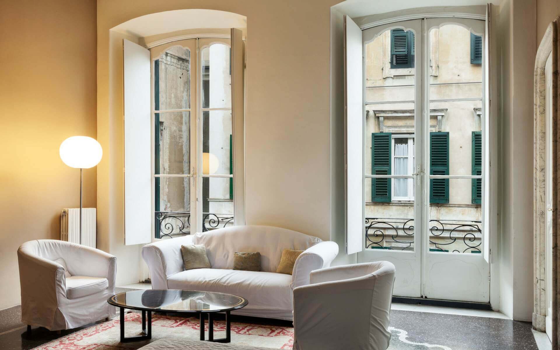 interno soggiorno con scuri interni per finestre