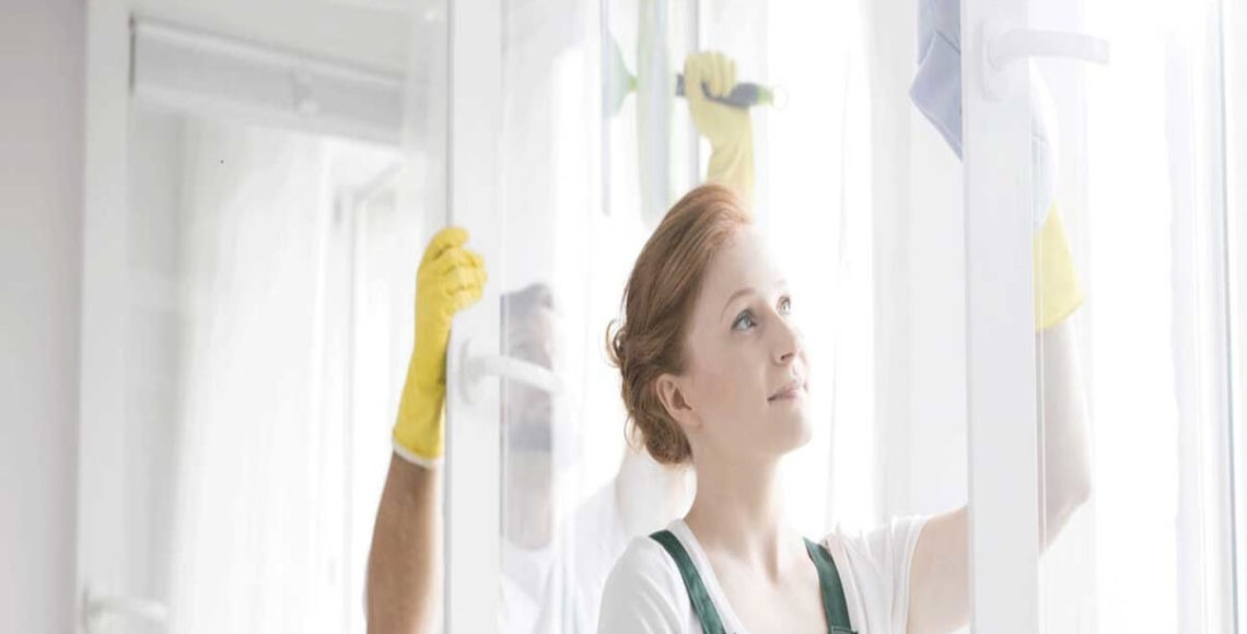 persone che stanno per lucidare infissi alluminio