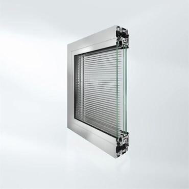 esempio di finestra con veneziane interne schuco