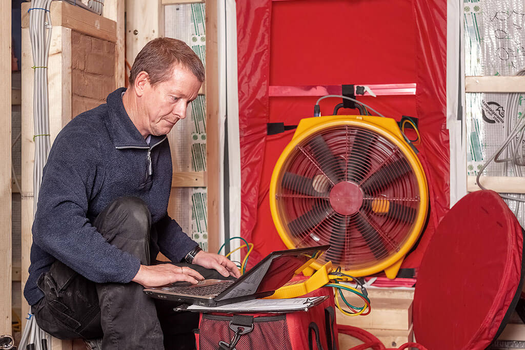 tecnico effettua test permeabilità aria