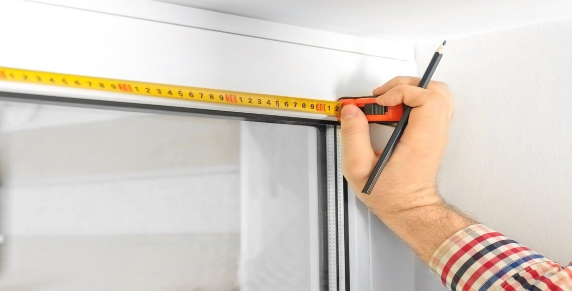 uomo prende misure dimensioni finestre