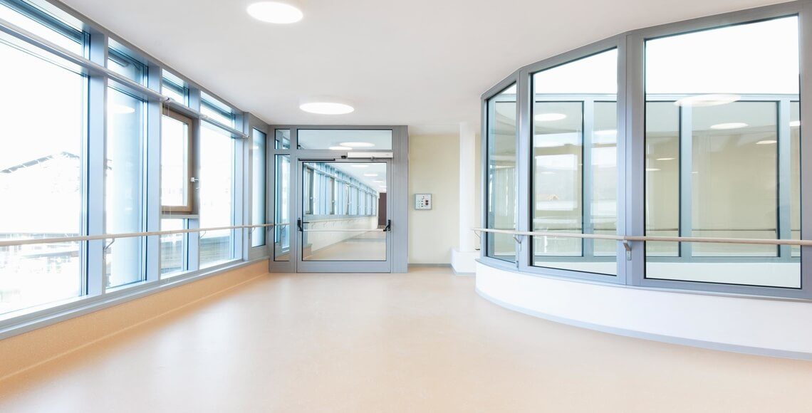 corridoio con ampie finestre e porte tagliafuoco