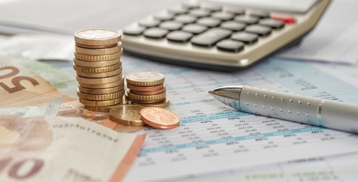 calcolatrice denaro e foglio per preventivo infissi