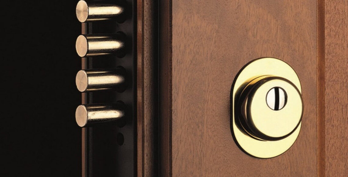 dettaglio di porta blindata con serratura europea con cilindro