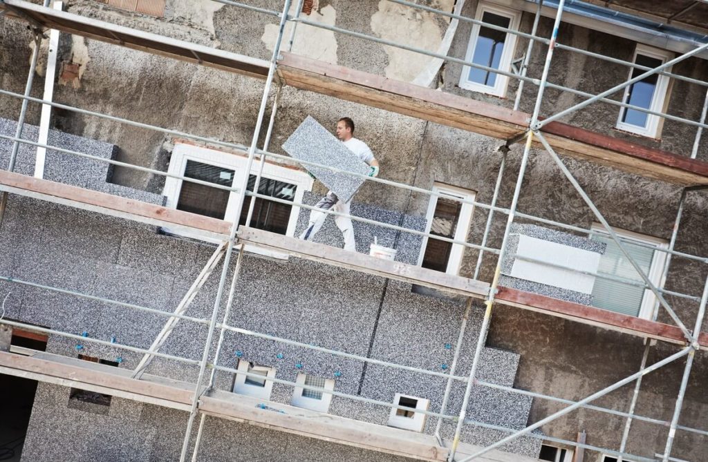 operaio monta cappotto termico